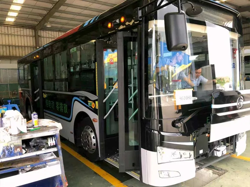 Zawór spustowy zbiornika powietrza w autobusie dalekobieżnym